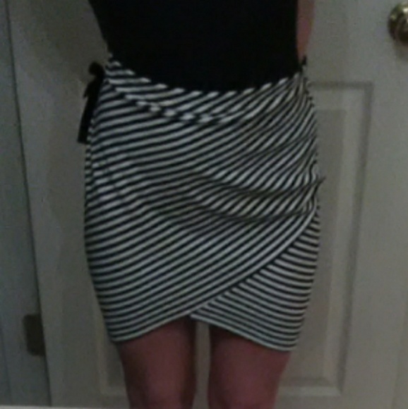 Silhouette Dresses & Skirts - SOLD Bodycon Skirt 26"